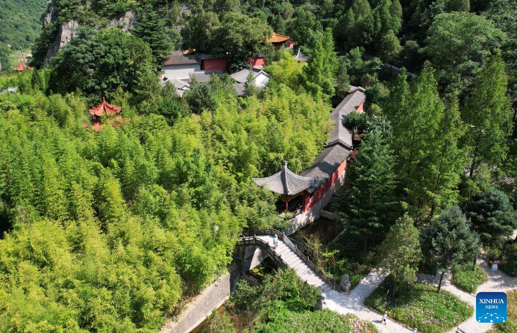 Foto dari sudut udara ini memperlihatkan pelancong sedang melawat tapak peringatan Du Fu di Kaunti Chengxian, Provinsi Gansu di barat laut China pada 13 Julai 2025. (Xinhua/Chen Bin)