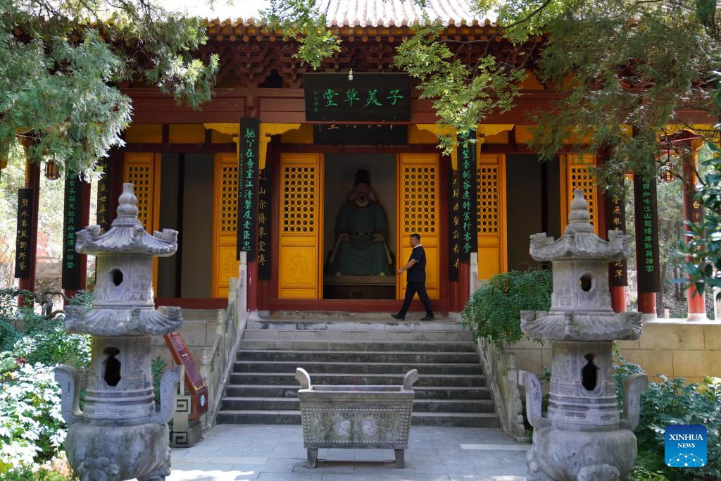 Seorang pelancong melawat tapak peringatan Du Fu di Kaunti Chengxian, Provinsi Gansu di barat laut China pada 13 Julai 2025. (Xinhua/Ma Ning)