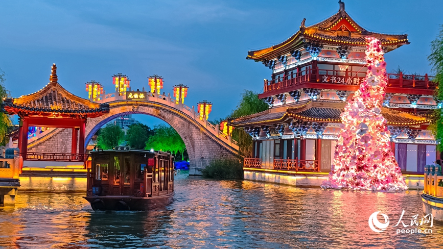 Foto memperlihatkan pemandangan malam Sungai Bianhe di Kaifeng, Provinsi Henan, tengah China. (People’s Daily Online/Shang Mingzhen)