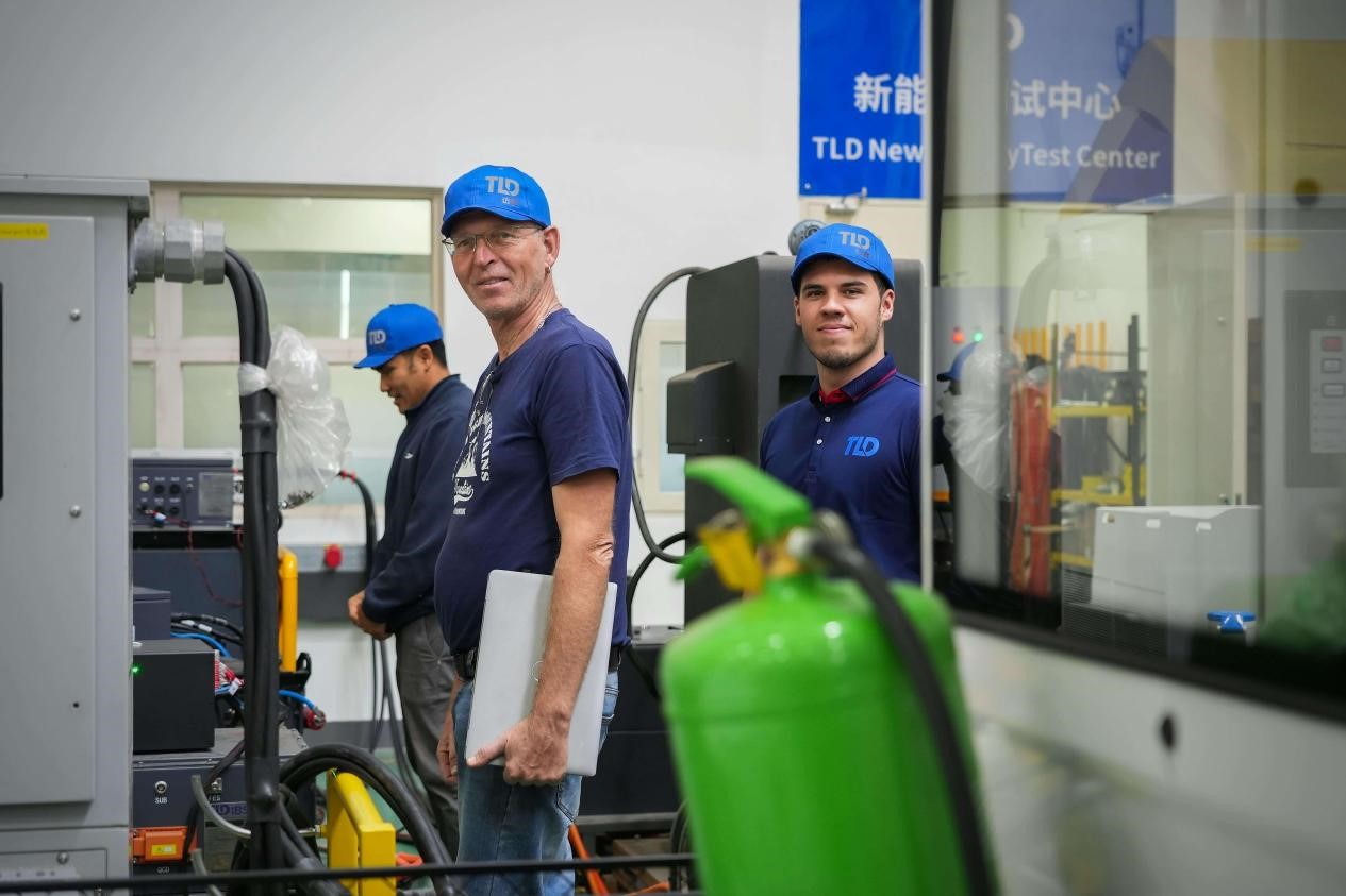Juruteknik asing melawat pusat pengujian tenaga baharu di Kumpulan TLD di Wuxi, Provinsi Jiangsu, timur China. (Foto oleh Qian Zhengxian)