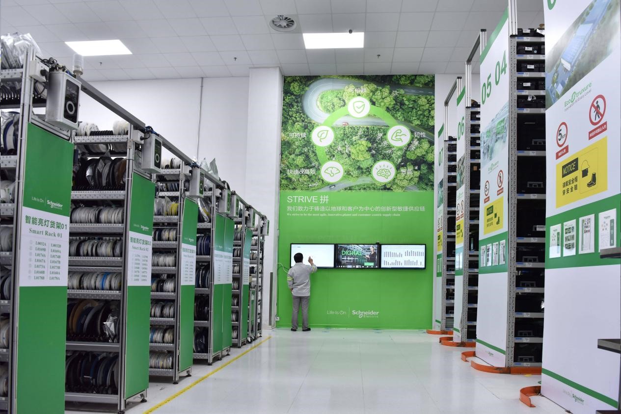 Rak pintar milik Schneider Electric. (Foto ihsan Daerah Teknologi Tinggi Kebangsaan Wuxi)