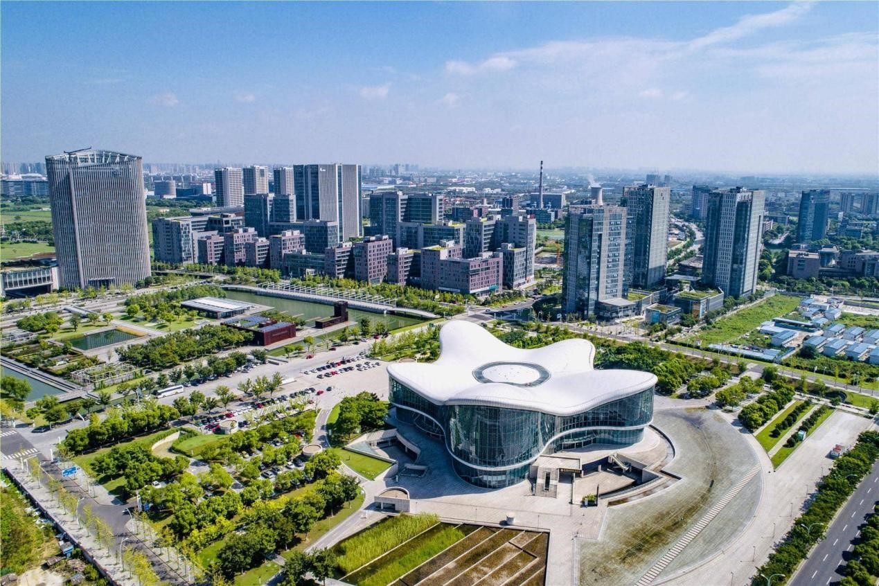Foto menunjukkan pusat perniagaan dan pusat pertukaran sains-teknologi di Daerah Teknologi Tinggi Kebangsaan Wuxi, Provinsi Jiangsu, di timur China. (Foto oleh Zhang Yuanyun)