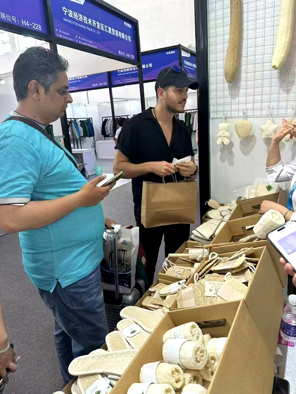 3.	Pelanggan yang terdiri daripada warga asing sedang memilih produk petola. (Foto ihsan Jabatan Publisiti Jawatankuasa Parti Komunis China Kaunti Shangcheng)