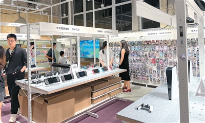 Pelanggan sedang memilih produk terpakai di kedai ‘Super Zhuanzhuan’ di Beijing. (People’s Daily Edisi Luar Negara/Liao Ruiling)