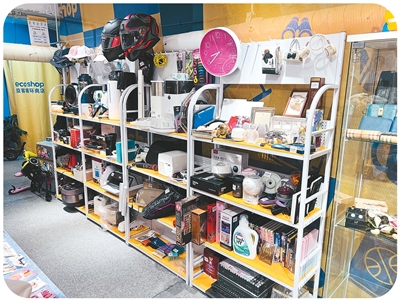 Foto menunjukkan produk terpakai di sebuah kedai di daerah Chaoyang, Beijing. (Foto oleh Fu Ziaoqing)