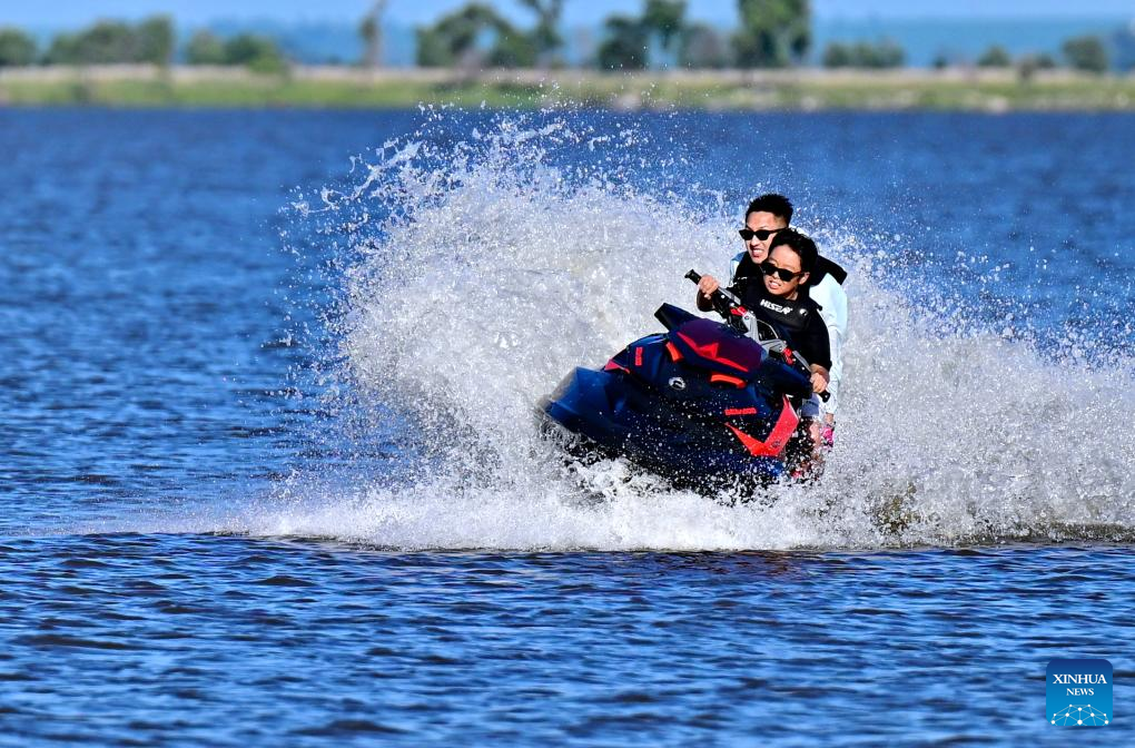 Seorang pelancong sedang menikmati sukan motobot di Sungai Songhua, di Harbin, Provinsi Heilongjiang, timur laut China pada 6 Julai 2025. (Xinhua/Yang Wei)