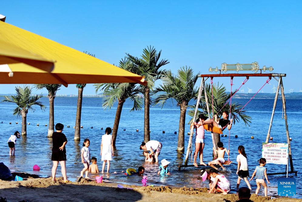 Foto yang diambil menggunakan dron ini memperlihatkan orang ramai sedang berseronok di Sungai Songhua, di Harbin, Provinsi Heilongjiang, timur laut China pada 6 Julai 2025. (Xinhua/Yang Wei)