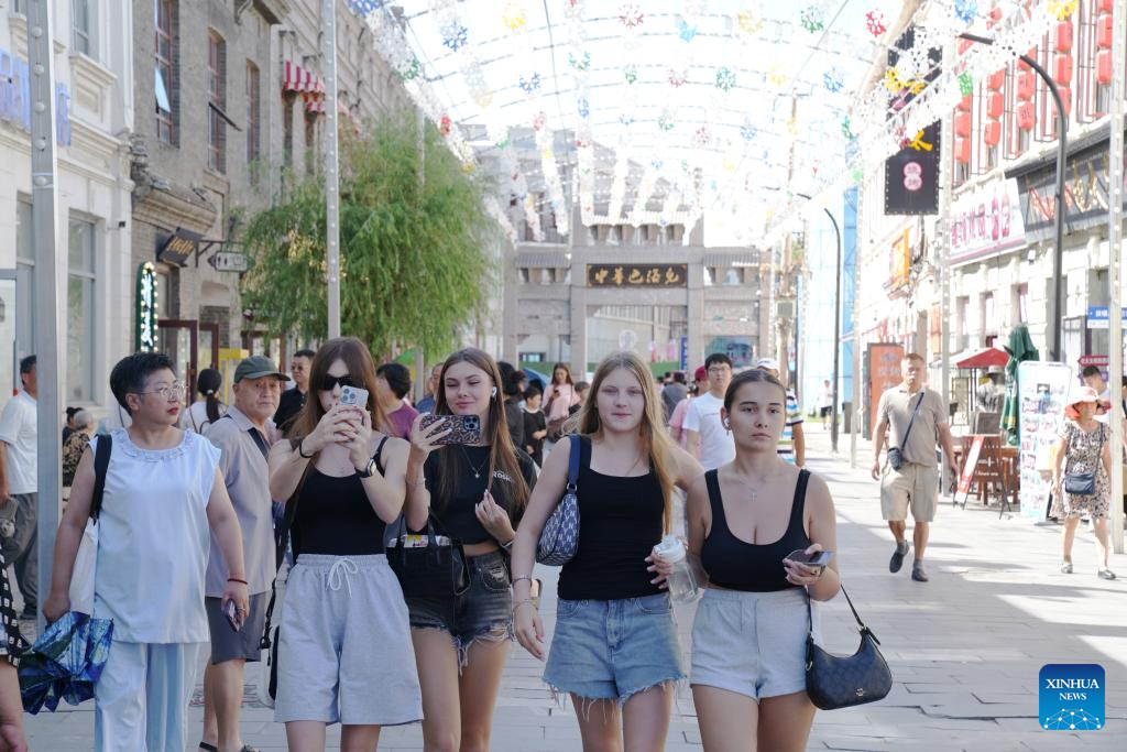 Orang ramai melawat Blok Budaya dan Bersejarah Baroque China di Harbin, Provinsi Heilongjiang, timur laut China pada 30 Julai 2025. (Xinhua/Wang Song)