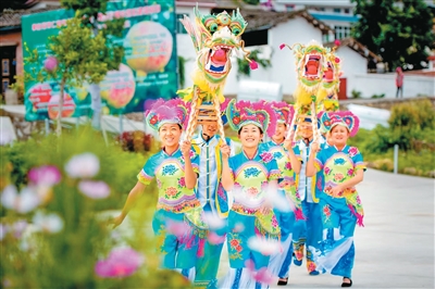 Penduduk kampung mempersembahkan tarian naga bangku di kampung Yinlu, pekan Datian, daerah Renhe, bandar Panzhihua, Provinsi Sichuan barat daya China. (Foto ihsan pusat kebudayaan daerah Renhe)