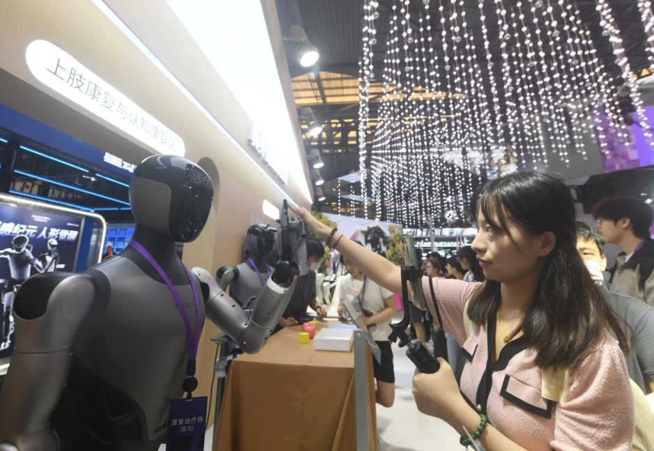 Seorang wanita sedang berinteraksi dengan robot humanoid di Persidangan AI Dunia (WAIC) 2025 di Shanghai, pada 26 Julai. (Foto oleh Long Wei)