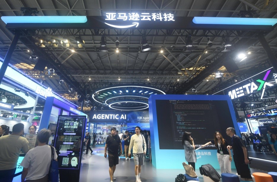 Foto bertarikh 26 Julai ini menunjukkan reruai pameran Amazon Web Services di Persidangan AI Dunia (WAIC) 2025 di Shanghai. (Foto oleh Long Wei)