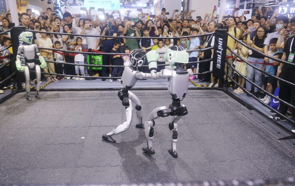 Pertandingan tinju robot humanoid diadakan semasa Persidangan AI Dunia (WAIC) 2025 di Shanghai pada 27 Julai. (Foto oleh Chen Yuyu)