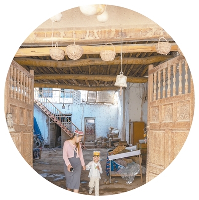 Imej ini menunjukkan pintu sebuah rumah yang diperbuat daripada tanah di kampung Tuyugou di kaunti Shanshan, bandar Turpan, Wilayah Autonomi Uygur Xinjiang di barat laut China. (Foto oleh Zhang Weiguo)