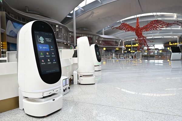 Ini adalah robot perkhidmatan AI bernama Yu Feifei, yang sedang berkhidmat di Terminal 3, Lapangan Terbang Antarabangsa Jiangbei Chongqing di barat daya China. (Foto oleh Zou Le)