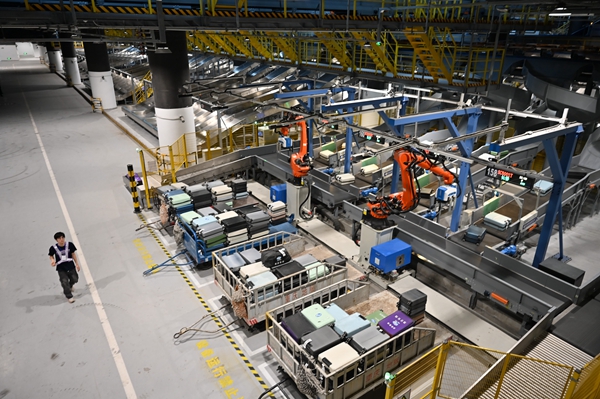 Sistem pemuatan automatik berasaskan lengan robotik sedang mengisih bagasi di ruang keluar zon pengurusan bagasi di Terminal 3 Lapangan Terbang Antarabangsa Jiangbei Chongqing, di barat daya China. (Foto oleh Zou Le)