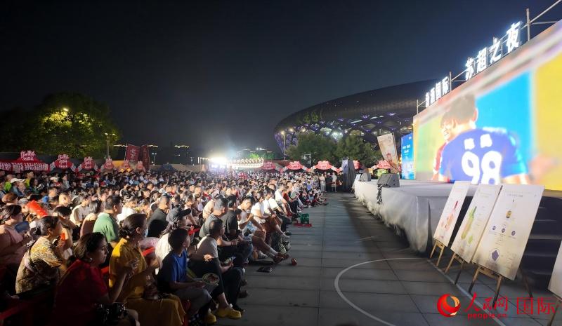 Para penonton berkumpul di zon penyokong Su Chao di Xuzhou, Provinsi Jiangsu, timur China, pada 2 Ogos 2025. (People’s Daily Online/Zhong Wenxing)