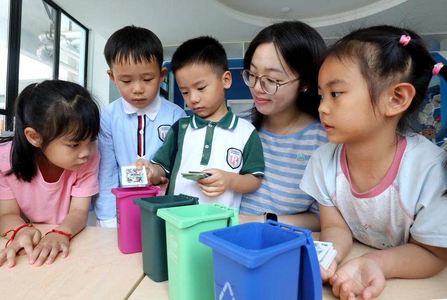 Kanak-kanak mengambil bahagian dalam simulasi mengisih sampah di sebuah tadika di Suzhou, Provinsi Jiangsu, timur China pada 3 Jun 2025. (Xinhua/Hang Xingwei)