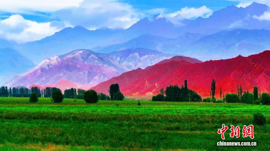 Foto memperlihatkan pemandangan Kampung Tavan yang terletak di Pergunungan Tianshan Wilayah Autonomi Uygur Xinjiang, di barat laut China. (Foto/China News Service)