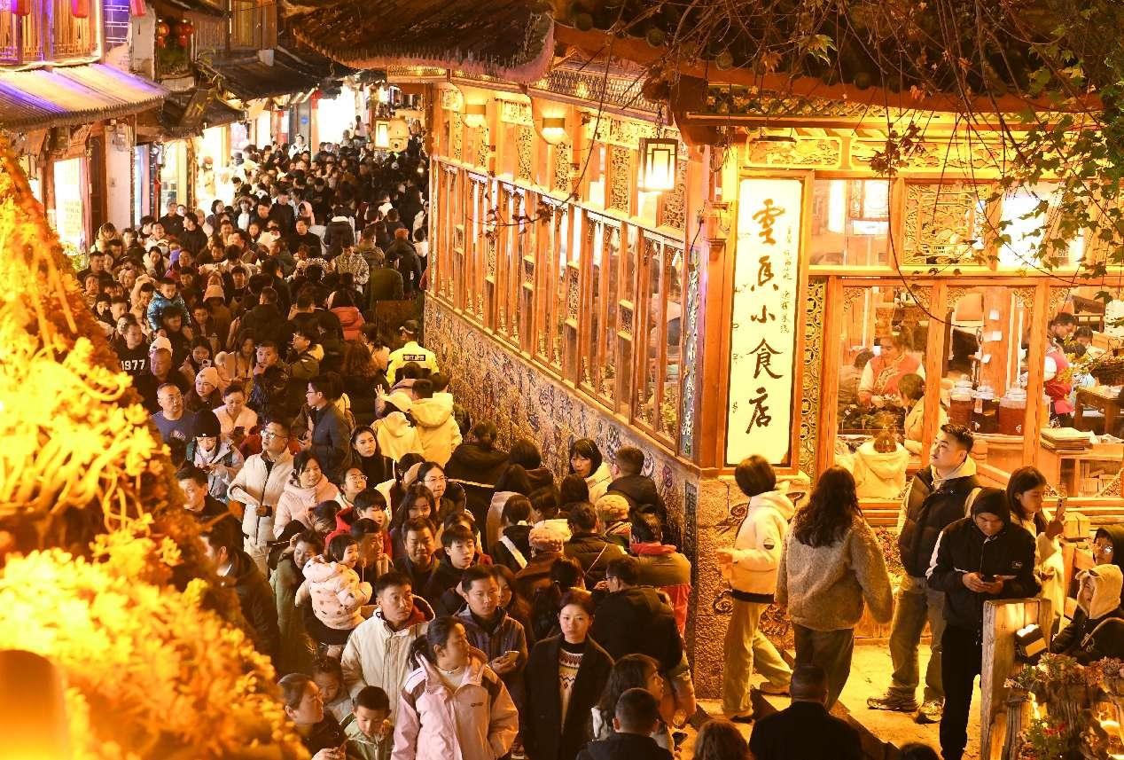 Pelancong melawat pekan purba Lijiang di Provinsi Yunnan di barat daya China. (Foto oleh Zhao Qingzu)