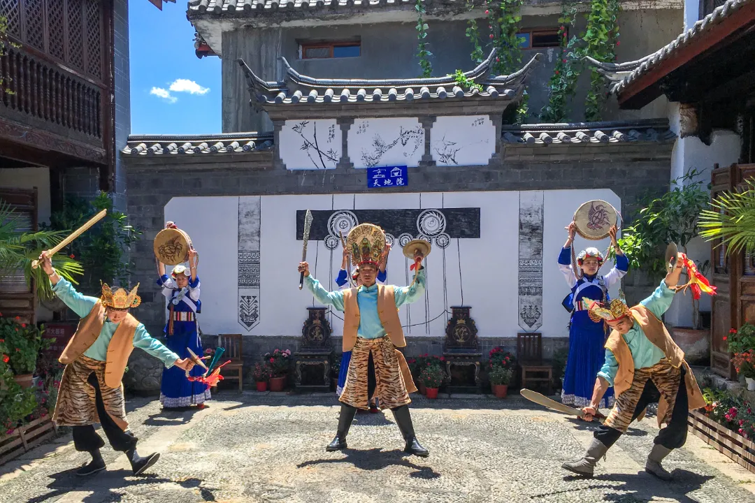 Sebuah persembahan tarian dan muzik Dongba dipentaskan di Halaman Tiandi di pekan purba Lijiang, Provinsi Yunnan di barat daya China. (Foto ihsan akaun WeChat rasmi pengurusan digital subsidiari syarikat pengurusan pekan purba Lijiang)