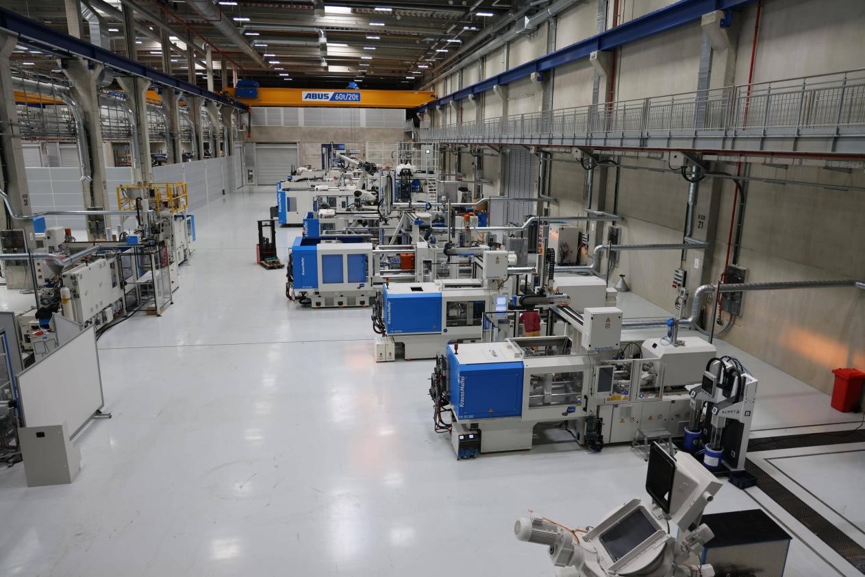 1.	Di pusat percubaan R&D di kilang baharu KraussMaffei, mesin bentuk suntikan berketepatan tinggi menjalani operasi percubaan.