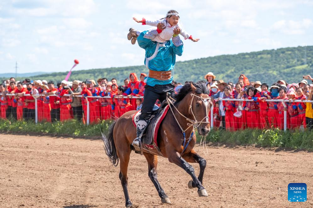Seniman mempersembahkan kemahiran ekuestrian semasa berlangsungnya Pesta Nadam pada 7 Ogos 2025. (Xinhua/Ma Jinrui)
