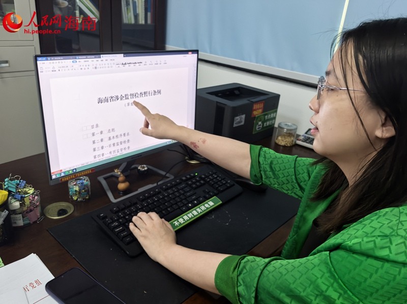 1.	Feng Yi menunjukkan kepada wartawan tentang pencapaian terkini dalam pengoptimuman suasana perniagaan di Hainan. (People’s Daily Online/Mao Lei)