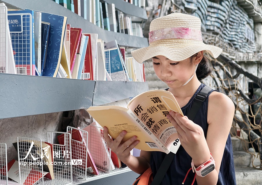 Kedai Buku di Tepi Tebing Di Guangxi Pikat Pelancong