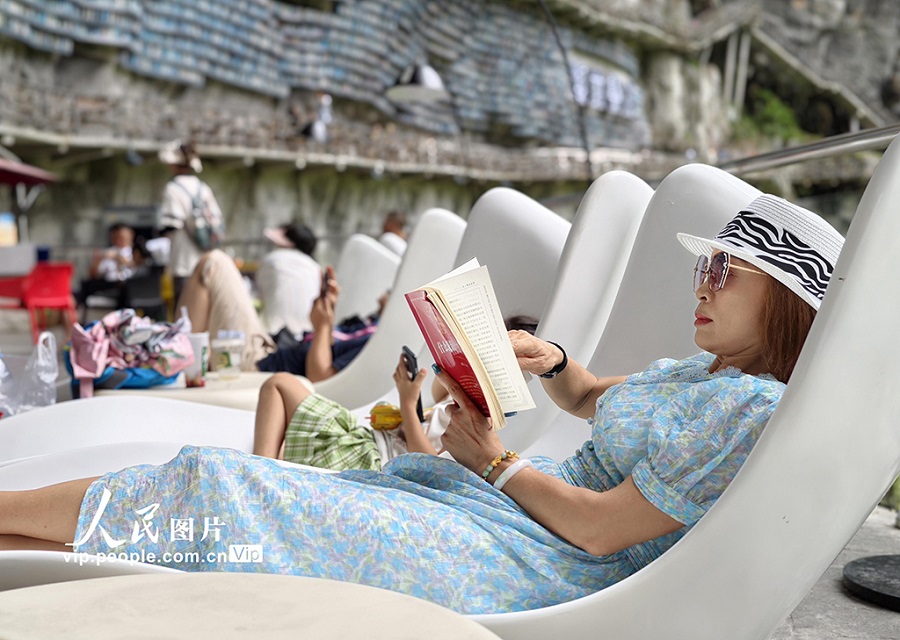 Kedai Buku di Tepi Tebing Di Guangxi Pikat Pelancong