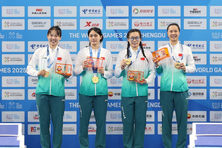 Pemenang pingat emas China bergambar selepas memenangi acara finswimming dalam kategori 4x100 meter berganti wanita pada TWG 2025 di Chengdu, Provinsi Sichuam, barat daya China pada 10 Ogos 2025. (Xinhua/Zhang Liyun)