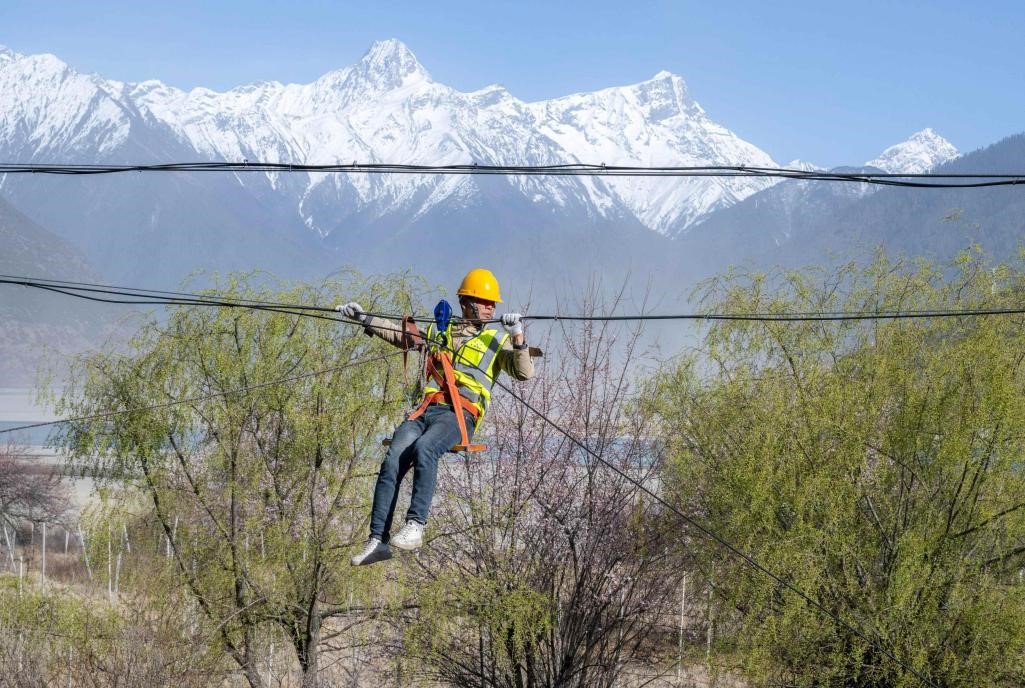 Imej memperlihatkan petugas telekomunikasi sedang melaksanakan tugasnya di kampung Sangba, bandar Nyingchi di Wilayah Autonomi Xizang di barat daya China, pada 27 Mac 2025. (Foto oleh Lu Qihui)