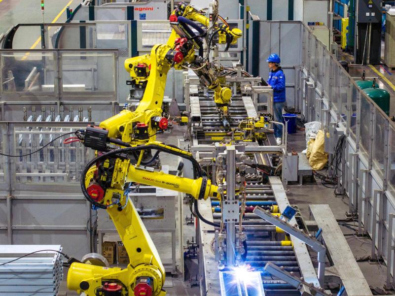 Lengan robotik memasang komponen lif di fasiliti pembuatan Syarikat Ningbo Hosting Elevator di Ningbo, Provinsi Zhejiang, timur China. (Foto oleh Hu Xuejun)