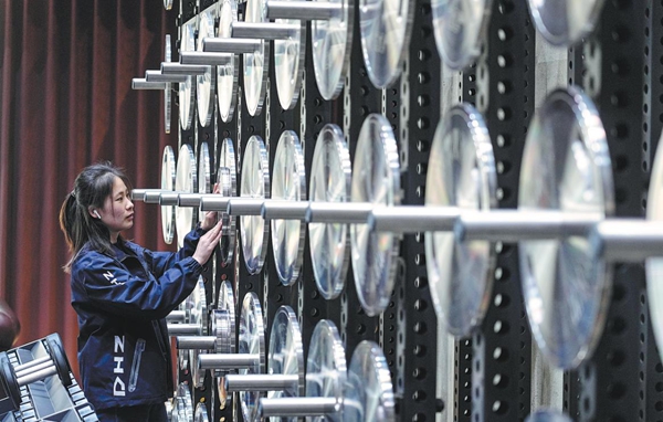 Seorang pekerja sedang menyusun peralatan di Syarikat Shandong DHZ Fitness Equipment di kaunti Ningjin, Provinsi Shandong. (Xinhua/Zhu Zheng)