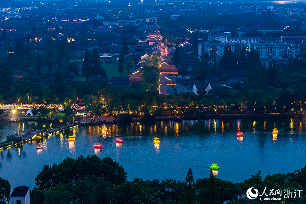 Foto memperlihatkan pemandangan sudut udara pekan Cicheng di daerah Jiangbei, bandar Ningbo, Provinsi Zhejiang di timur China. (People’s Daily Online/Zhang Yongtao)