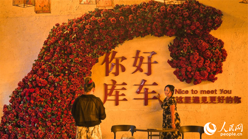 Pelancong bergambar di lorong di Kota Kuqa Purba. (People’s Daily Online/Li Xinyang)