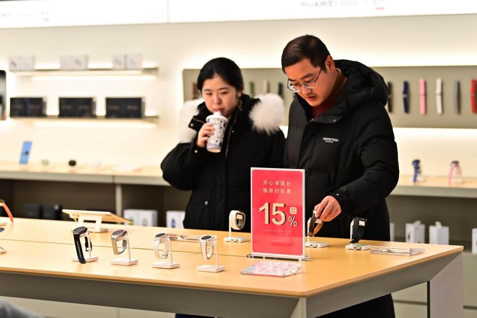 Pengguna membeli jam tangan pintar di sebuah tempat membeli-belah di daerah Nankang, bandar Ganzhou, Provinsi Jiangxi di timur China pada 22 Februari 2025. (Foto oleh Zhu Haipeng)