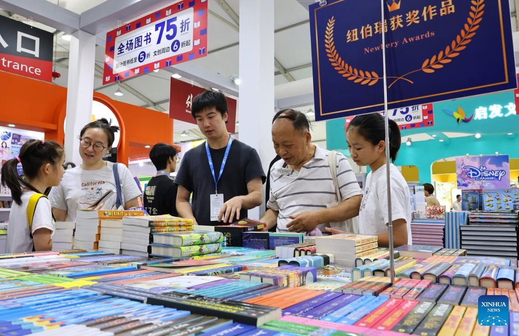 Orang ramai melawat Pesta Buku Shanghai 2025 di Shanghai, timur China pada 13 Ogos 2025. (Xinhua/Fang Zhe)