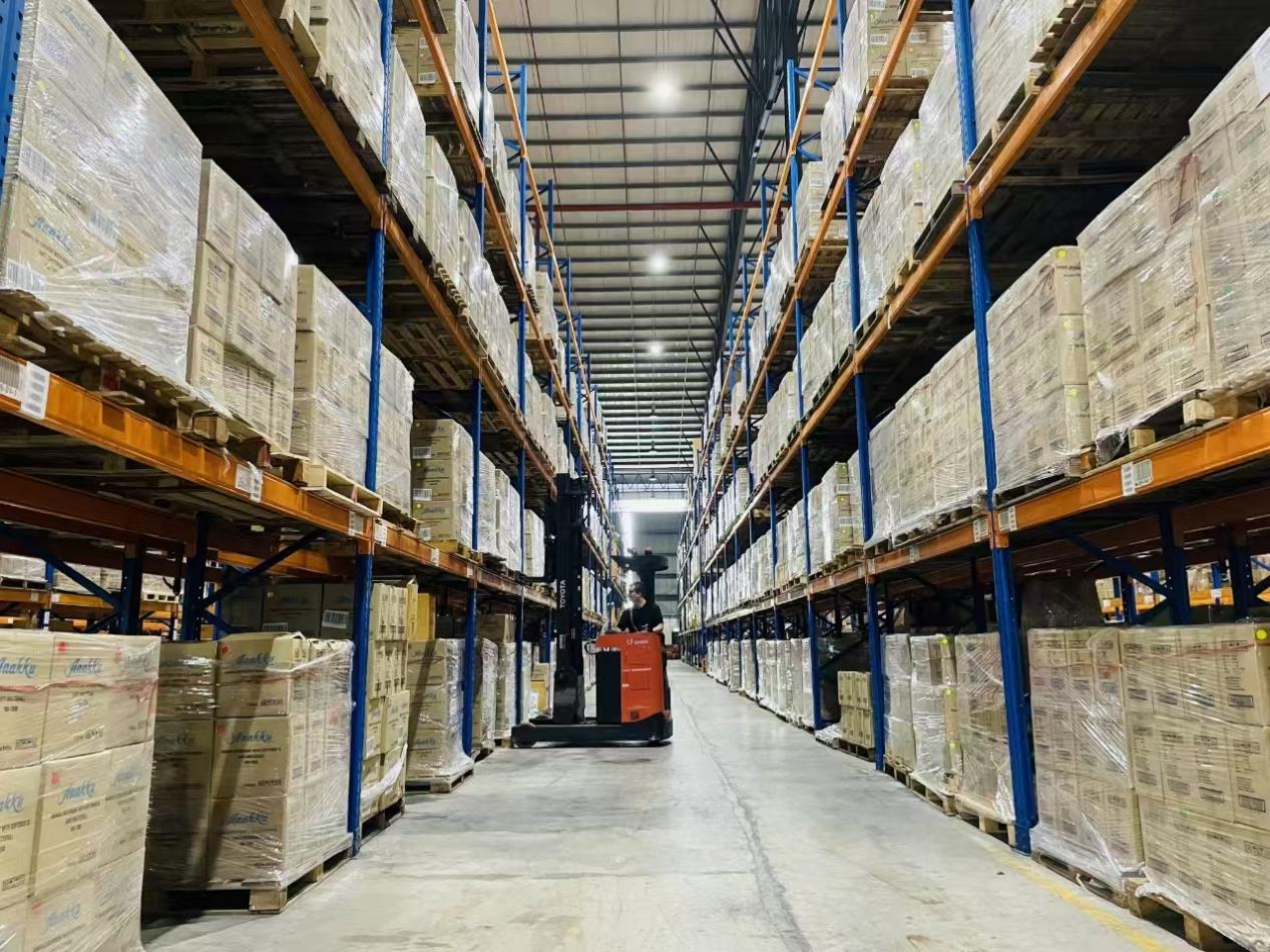 Seorang petugas sedang menyusun komoditi di sebuah gudang milik JINGDONG Logistics, iaitu cabang logistik bagi gergasi e-dagang China, JD.com di Malaysia. (Foto ihsan JD Logistics)