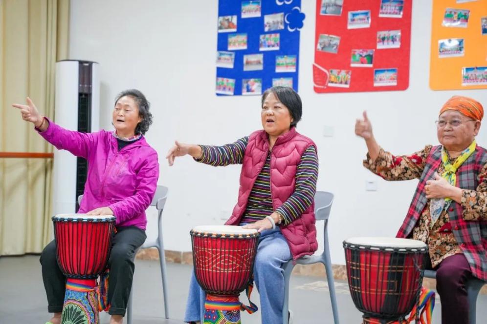 Warga emas sedang bermain dram di sebuah fasiliti penjagaan warga emas, Provinsi Yunnan di barat daya China. (Foto ihsan akaun WeChat Rasmi Penjagaan Warga Emas Pengyang)