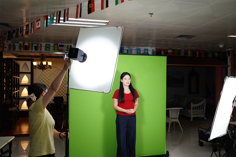 Seorang anggota pasukan berlatih membuat promosi strim langsung untuk Pertandingan Aplikasi Inovasi “AI+E-Dagang Rentas Sempadan” China-ASEAN. (Foto oleh Fu Xuantong)