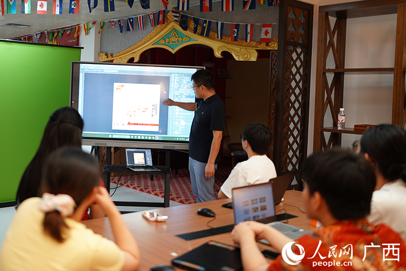 Pengajar memberikan taklimat kepada peserta Pertandingan Aplikasi Inovasi “AI+E-Dagang Rentas Sempadan” China-ASEAN. (People’s Daily Online/Feng Xiaohui)