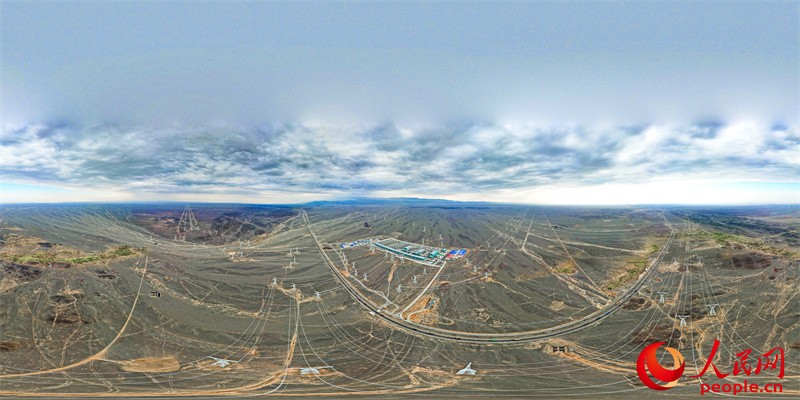 Foto memperlihatkan stesen penukar Barkol projek penghantaran kuasa Hami-Chongqing arus terus voltan ultra tinggi ±800 kilovolt (UHV DC), titik permulaan program penghantaran kuasa Xinjiang ke Chongqing, China. (People’s Daily Online/Li Xinyang)