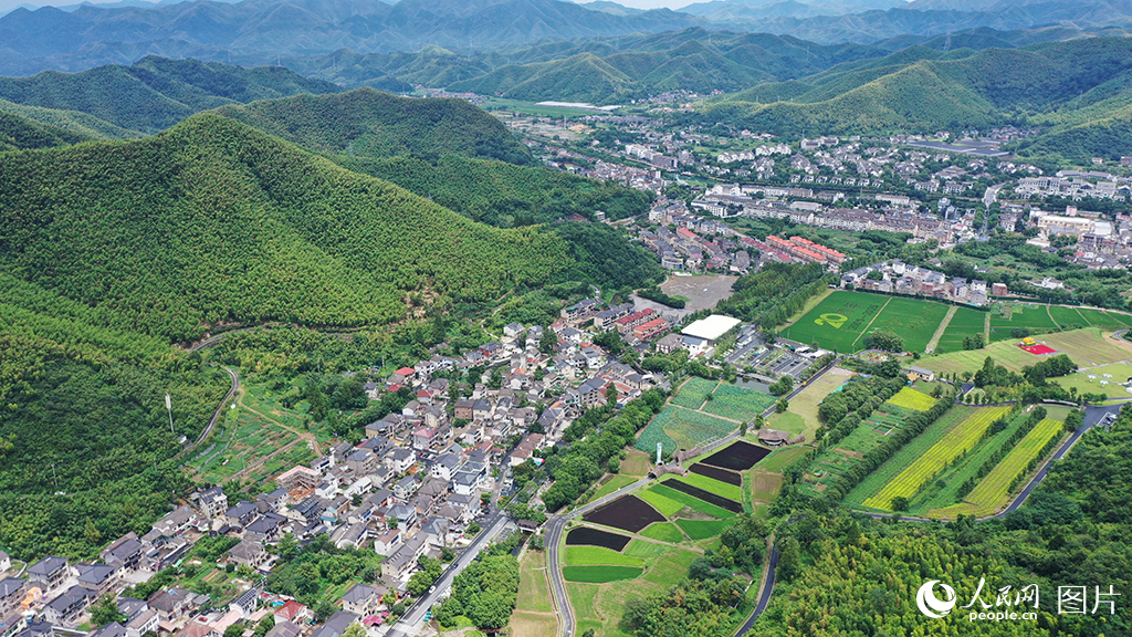 Sekilas Landskap Menakjubkan yang Memaknai ‘Air Jernih dan Gunung Hijau Adalah Aset Tidak Ternilai’