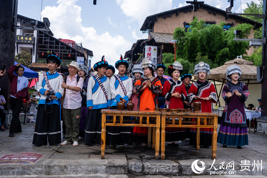 Penduduk etnik Yi mengalu-alukan pelancong dengan menjemput mereka untuk meneguk wain beras di Peranginan Pelancong Kebangsaan Yeyuhai di Liupanshui, Provinsi Guizhou, barat daya China. (People’s Daily Online/Tu Min)