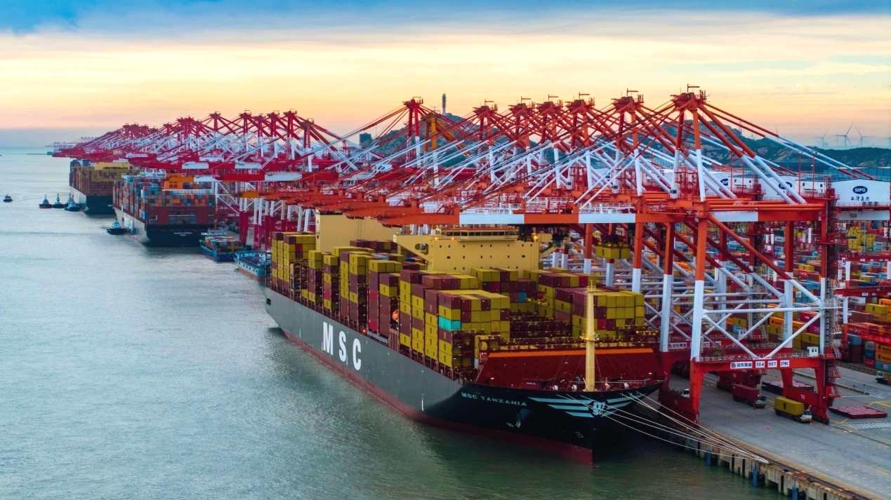 Imej yang bertarikh 6 Julai 2025 ini memperlihatkan terminal kontena di pelabuhan air dalam Yangshan di Shanghai. (Foto oleh Ji Haixin)