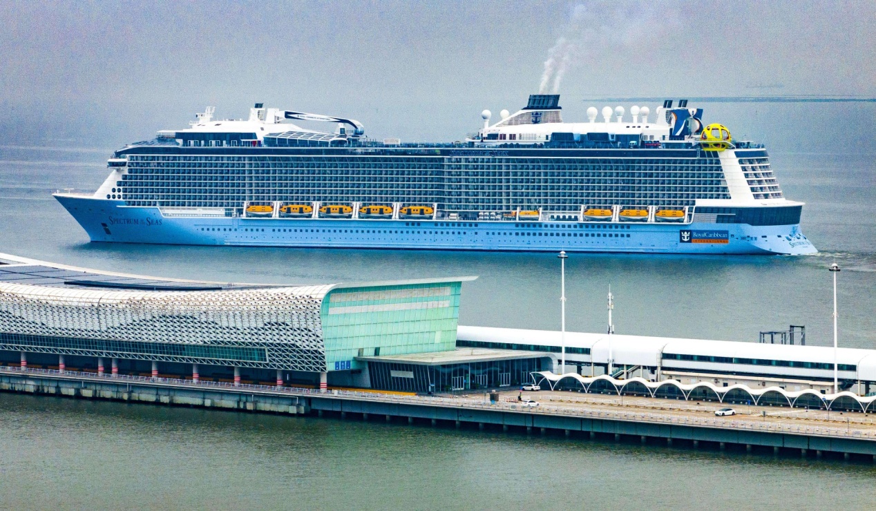 Sebuah kapal persiaran antarabangsa tiba di Terminal Persiaran Antarabangsa Wusongkou di Shanghai pada 2 Ogos 2025. (Foto oleh Ji Haixin)