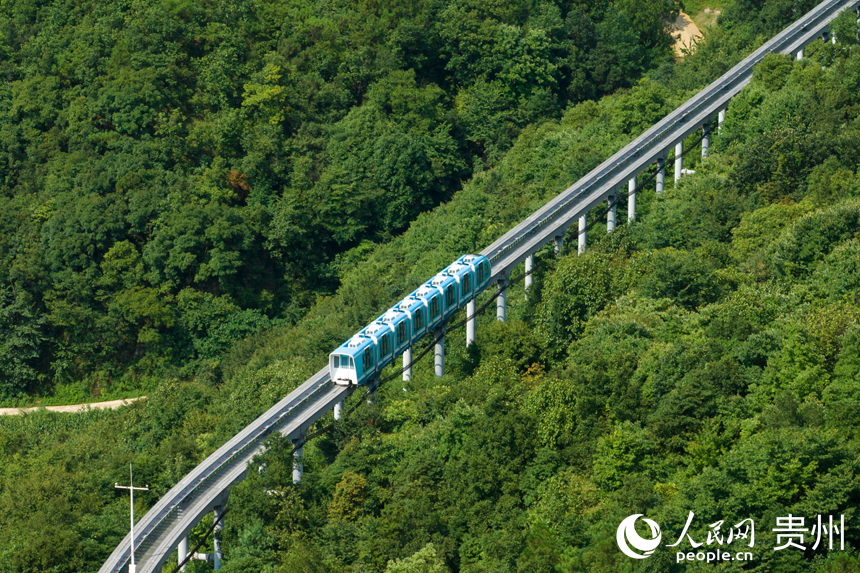 Foto menunjukkan tren monorel persiaran di Peranginan Pelancong Kebangsaan Yeyuhai di Liupanshui, Provinsi Guizhou di barat daya China. (People’s Daily Online/Tu Min)