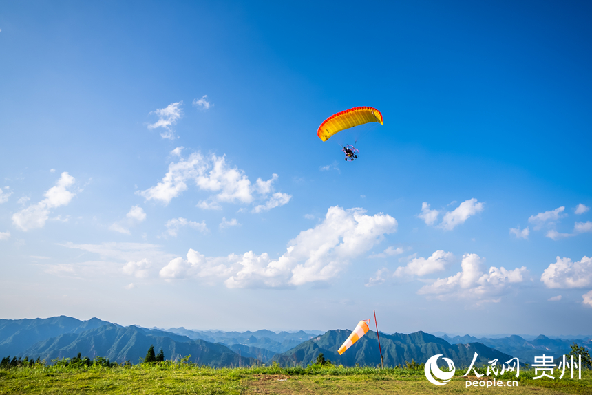 Seorang pelancong menikmati luncur udara di Peranginan Pelancong Kebangsaan Yeyuhai di Liupanshui di Provinsi Guizhou, barat daya China. (People’s Daily Online/Tu Min)