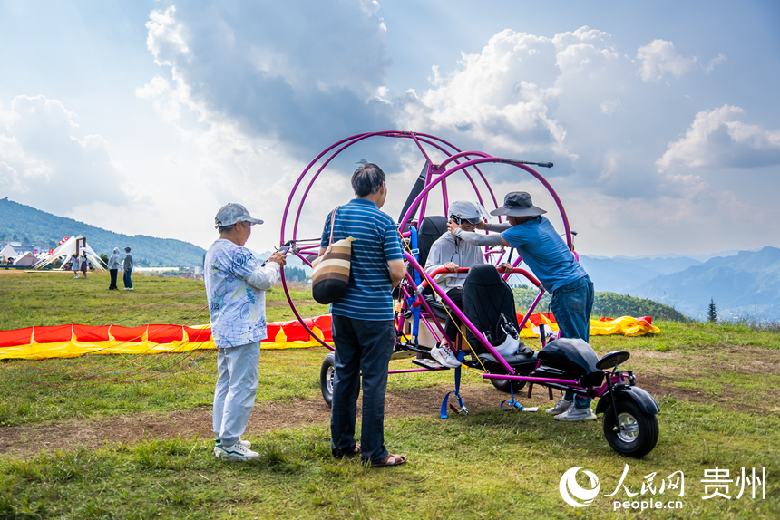 Foto menunjukkan para pelancong di Peranginan Pelancong Kebangsaan Yeyuhai di Liupanshui di Provinsi Guizhou, barat daya China. (People’s Daily Online/Tu Min)