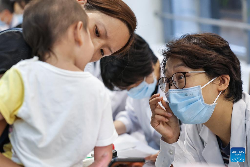Seorang pakar pediatrik menyertai acara klinik percuma di Peking Union Medical College Hospital (kampus Dongdan) di Beijing, ibu negara China pada 19 Ogos 2025. (Xinhua/Zhang Yuwei)